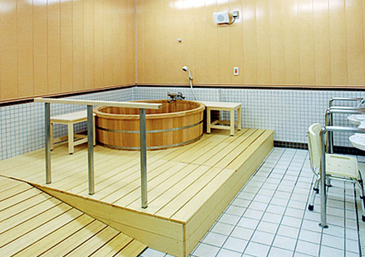 ひのき風呂(介護浴室)